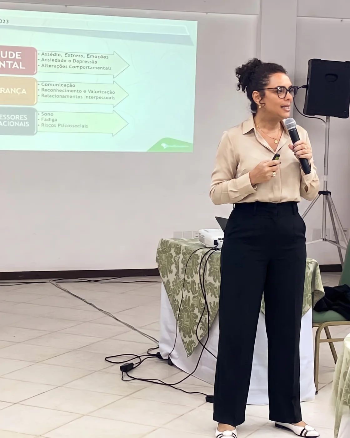 Dra. Ana Paula Teixeira conduzindo palestra sobre burnout, saúde mental e riscos psicossociais