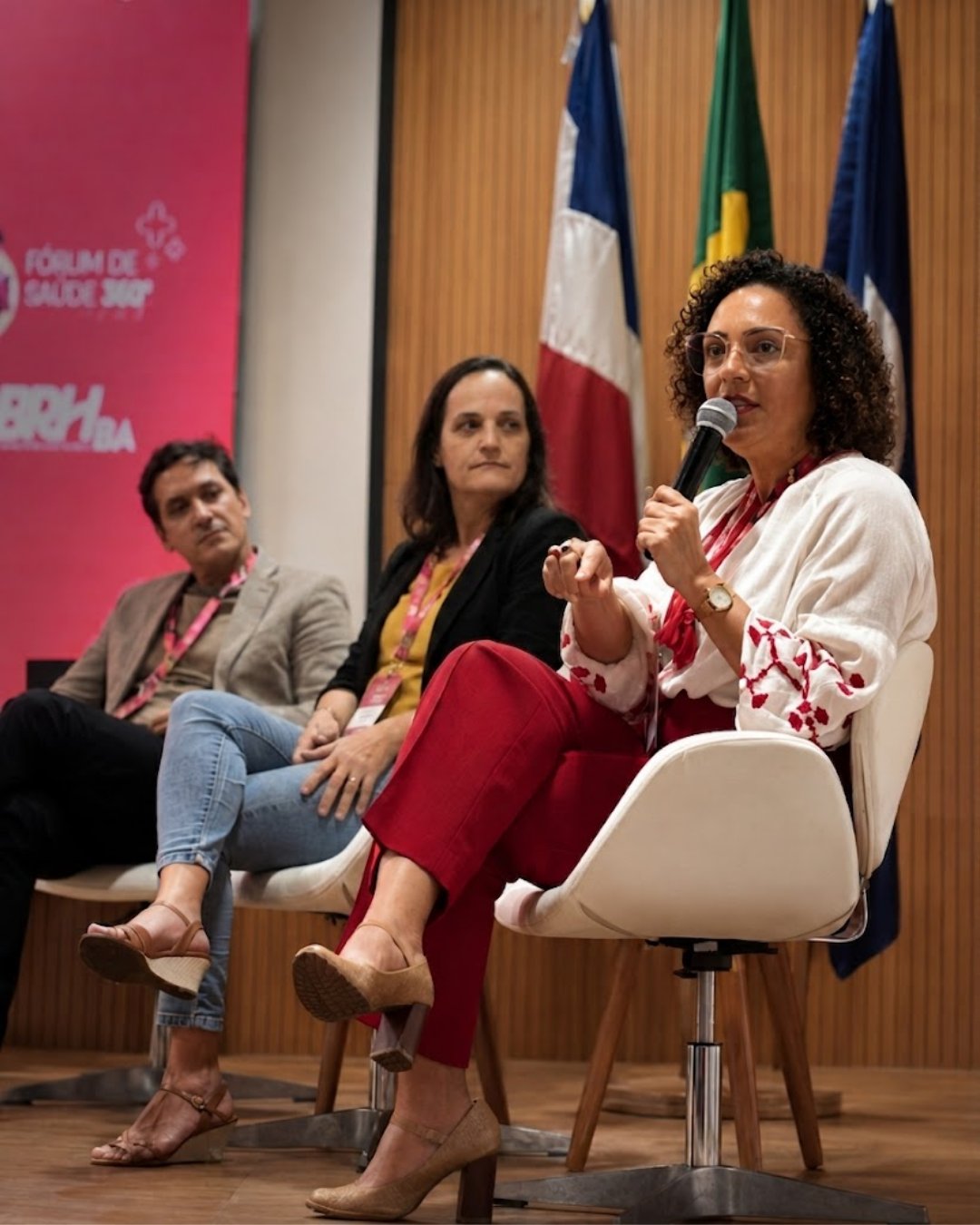 Dra. Ana Paula Teixeira conduzindo roda de conversa em painel sobre saúde ocupacional