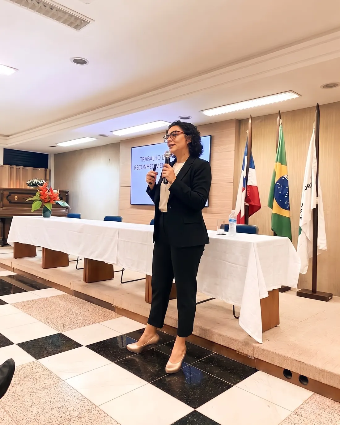 Dra. Ana Paula Teixeira em palestra sobre saúde mental no trabalho