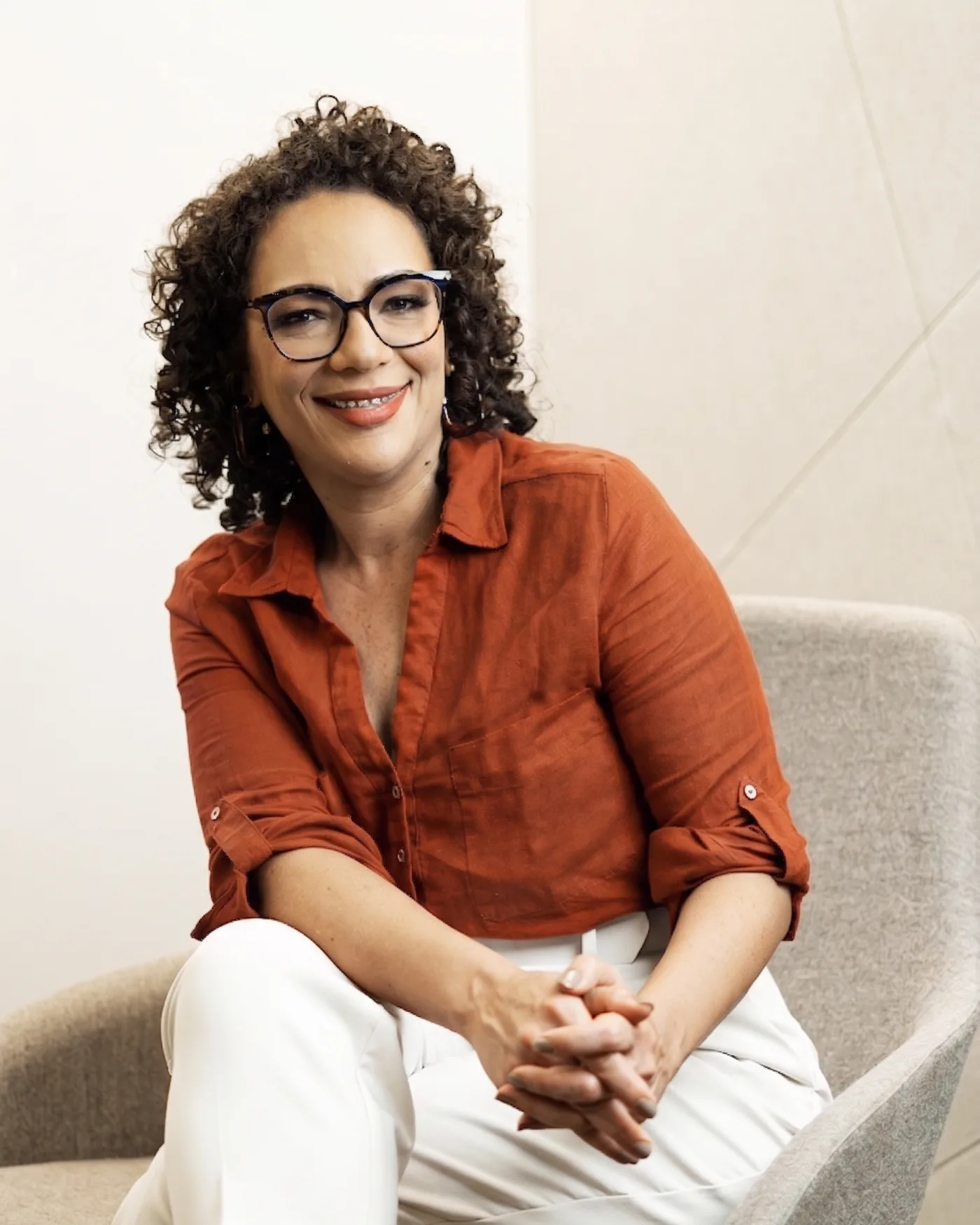 Dra. Ana Paula Teixeira, médica do trabalho, autora e pesquisadora em saúde mental ocupacional, sorrindo