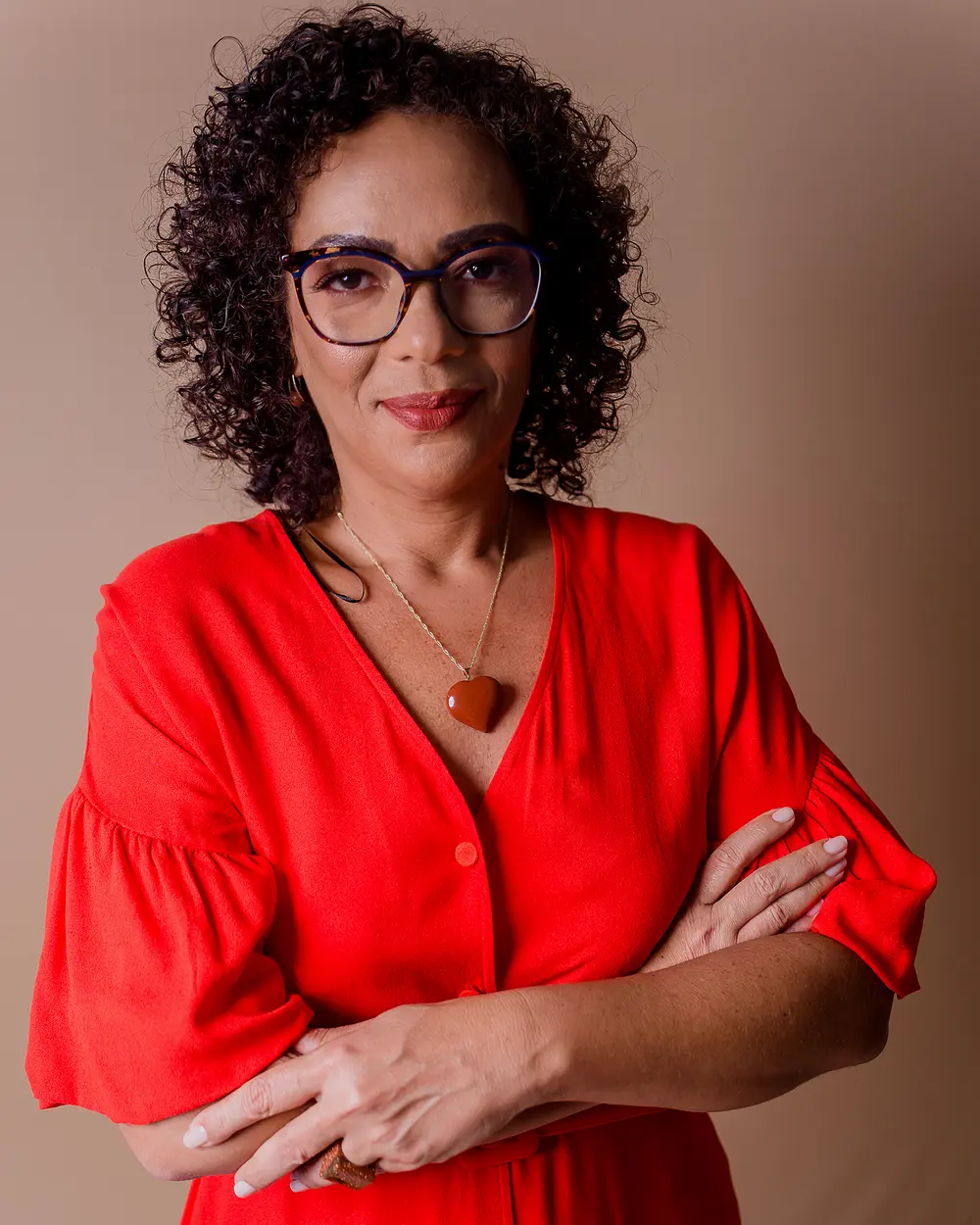 Dra. Ana Paula Teixeira, médica do trabalho, autora e pesquisadora em saúde mental ocupacional, de braços cruzados